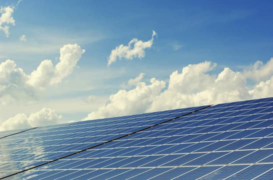 Instalación de Paneles Solares con Sistema de Almacenamiento Cellium